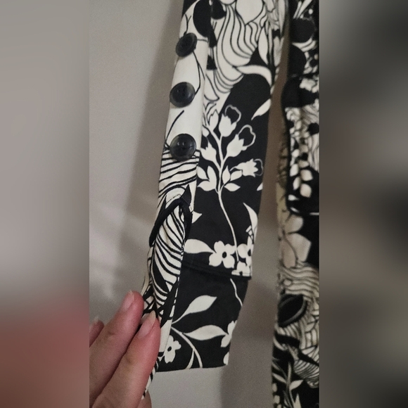 OSCAR By Osacr de la Renta vintage black and white floral trench coat. Size 8 - Picture 5 of 10
